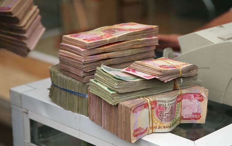 المالية تباشر بإطلاق تمويل رواتب الموظفين للشهر الحالي