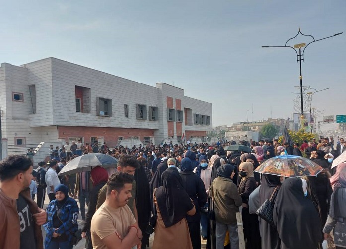 خريجو ذي قار يجددون تظاهراتهم امام مبنى ديوان المحافظة