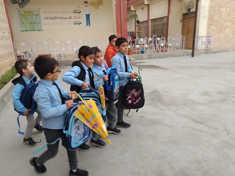 وزارة الهجرة توزع مستلزمات مدرسية للطلبة العائدين إلى مناطق سكناهم في تلعفر والحمدانية