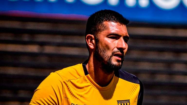 القوة الجوية يتعاقد مع مدافع لاتيني