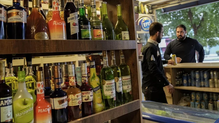 مجلس بغداد يناقش موضوع غلق محلات بيع الخمور في العاصمة