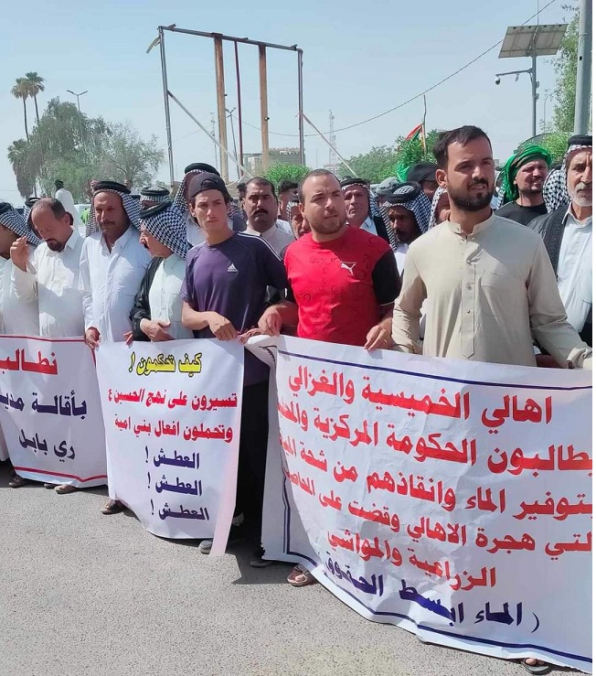 تظاهرة امام مبنى محافظة بابل احتجاجا على شح المياه